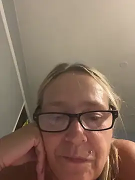 Blondnboujee53 webcam
