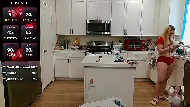 Blondiewithanass webcam