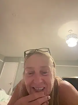 Blondnboujee53 webcam
