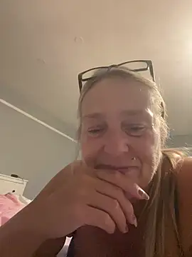 Blondnboujee53 webcam