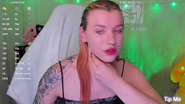 MeganNewCat live cam on StripChat