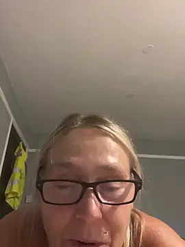 Blondnboujee53 live cam on StripChat