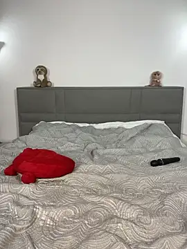 CurlyLara webcam