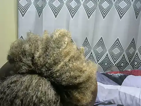 cheeky_caramel live cam on StripChat