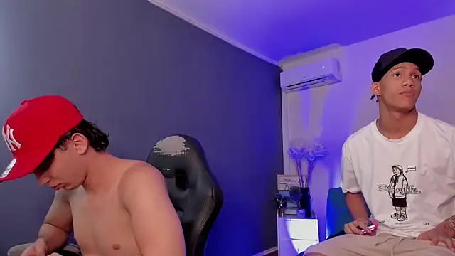 Handsomeboyss19 live cam on StripChat
