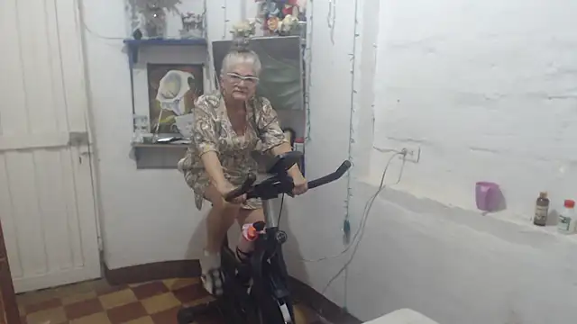 FunnyGrandma live cam on StripChat