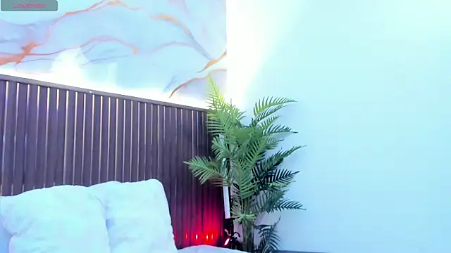 mia_pineda webcam