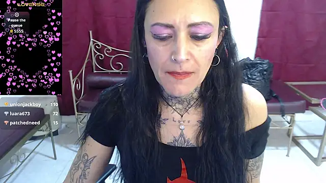 Roxanne_vale live cam on StripChat