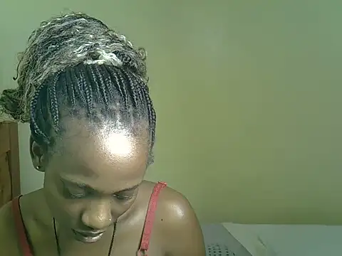 Pearl_petite webcam