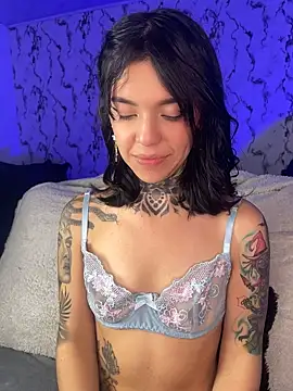 Lunai_gh live cam on StripChat