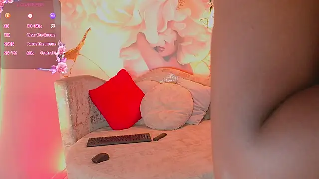 nylaroyale_cr webcam