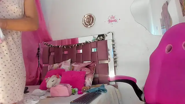 stacyfoxxx - Stacyfoxxx's free webcam - UK Sex Cams