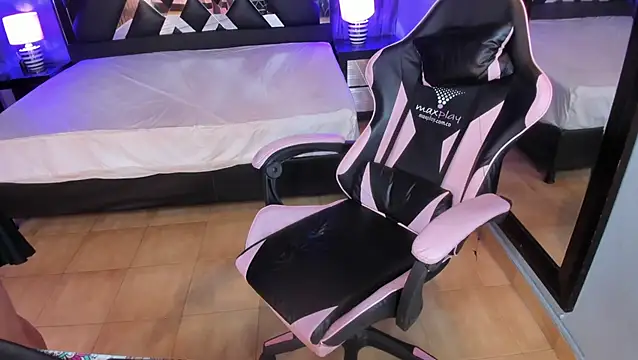Linda4Petite webcam