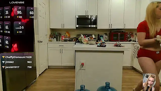 Blondiewithanass webcam