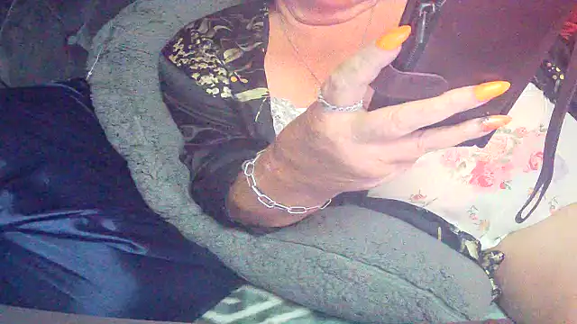 Playful_MILF_Demi webcam