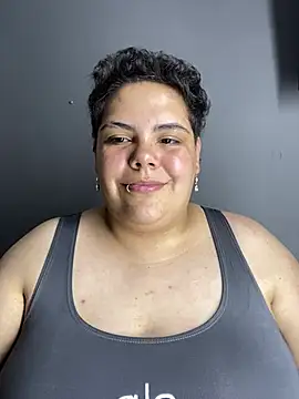 Hailey_Curvy