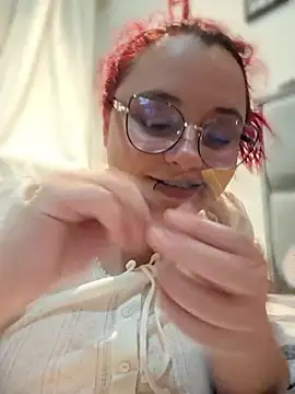 CURVY-HORNY webcam
