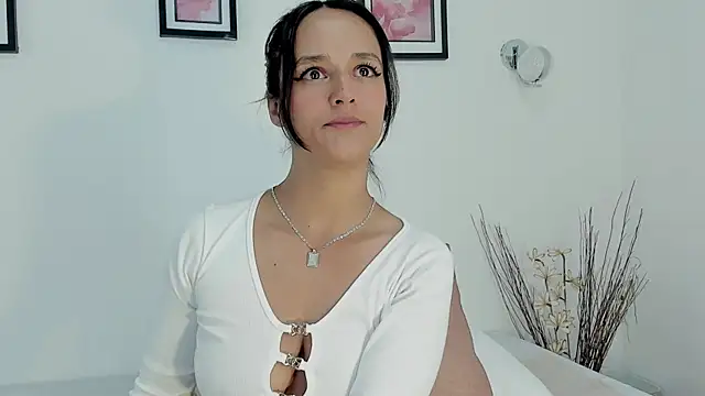 MadelineJhones webcam