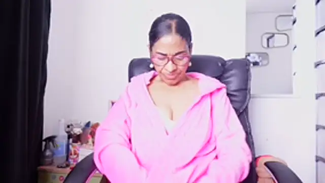 Aries_Mature webcam