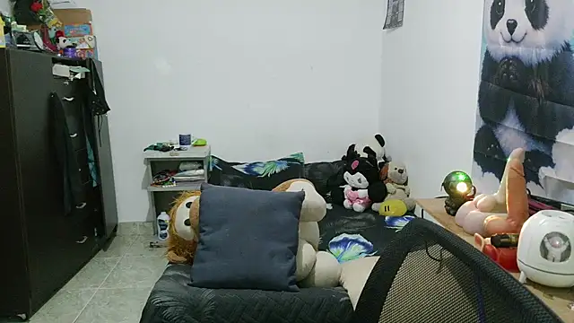 curly_greeneyed webcam