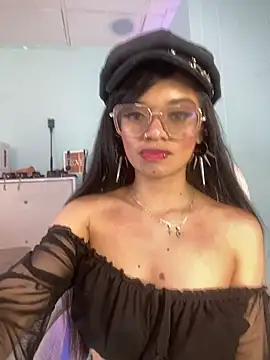 Emerald_gh live cam on StripChat