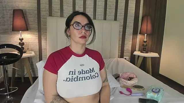 Hannah_Cross live cam on StripChat