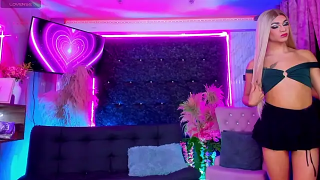 Queens_Wonders_Blonders webcam