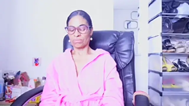 Aries_Mature webcam