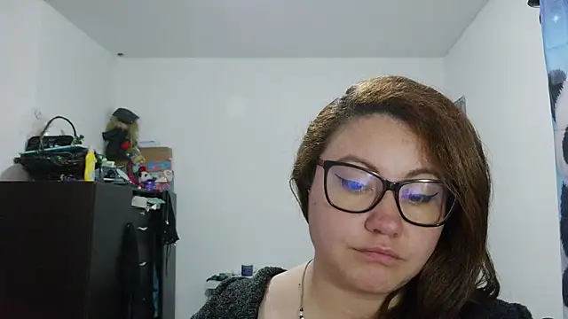 curly_greeneyed webcam