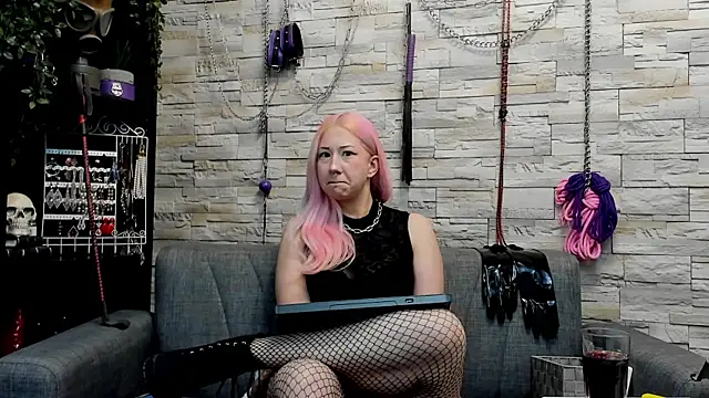 Miss_Kaz webcam