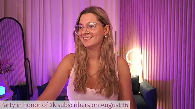 LucreciaStorm webcam