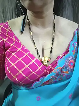 bhuvana_555 (F milf) - Pussy oil massage in public