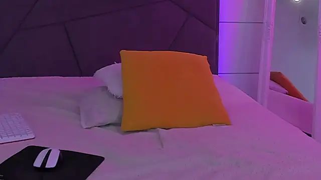 HollyTailors webcam