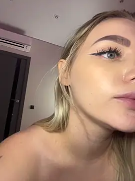 HugeBoobsAlice webcam