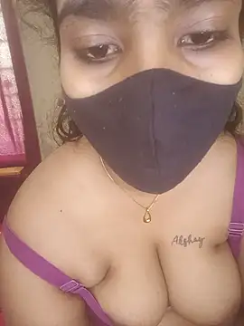 Cute-girlyy live cam on StripChat