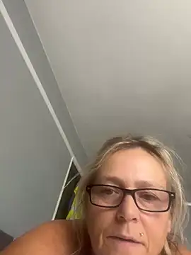 Blondnboujee53 webcam