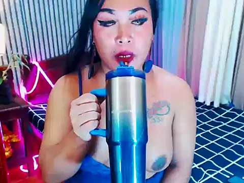 CumFactoryLuna webcam