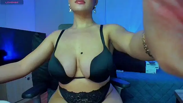 savanna013 live cam on StripChat