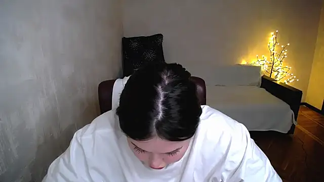 Emily_Mo live cam on StripChat