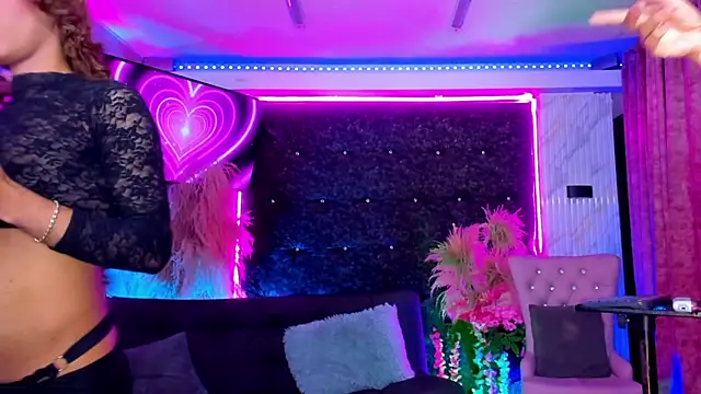 Queens_Wonders_Blonders webcam