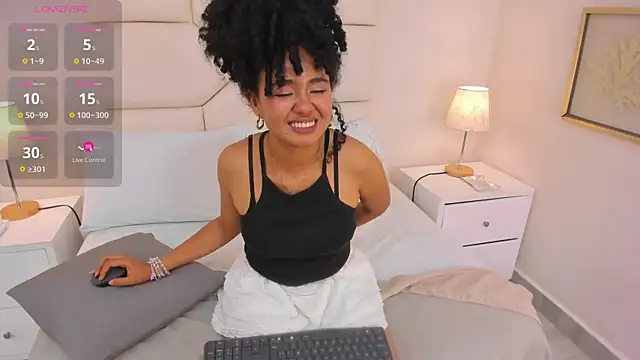 Kiraspell live cam on StripChat