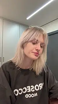 LezzyCrown webcam
