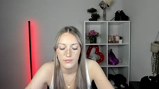 EvelynBlond webcam