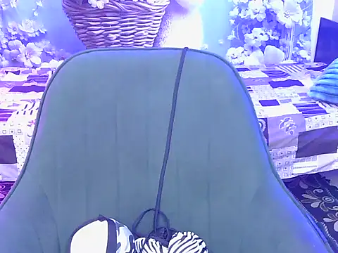 Yours-Zoya webcam