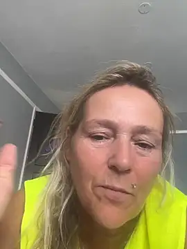 Blondnboujee53 webcam