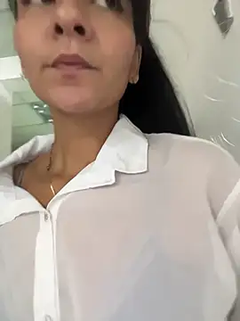LuxeBrunetteXXX webcam