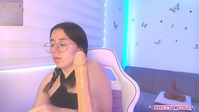 sweettvera live cam on StripChat
