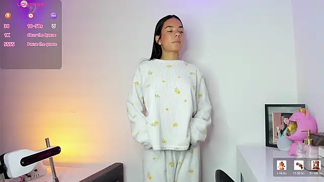 kaylaneee_ live cam on StripChat