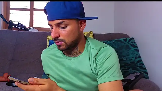 Lucien_Crow webcam