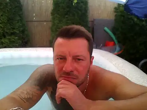 Kisbika1986 live cam on StripChat